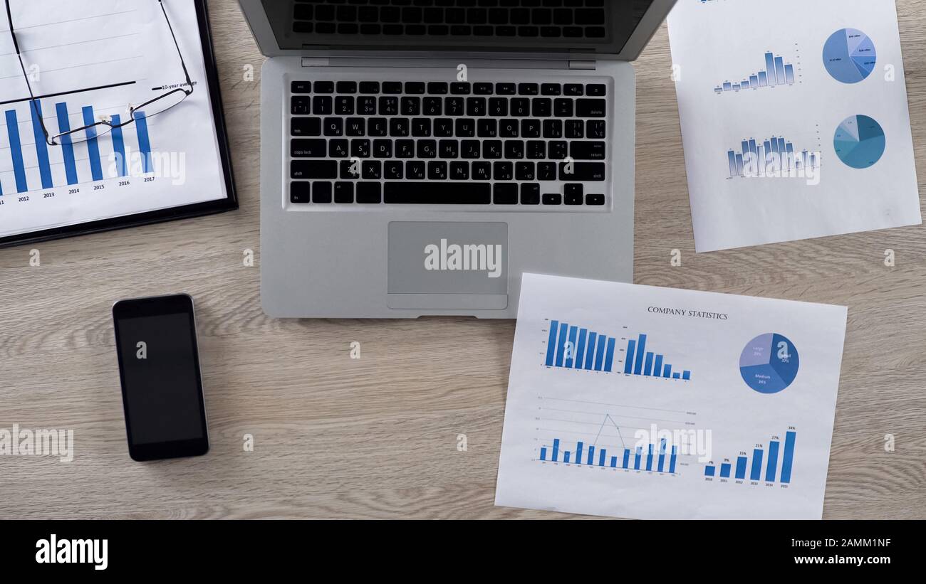 Molti grafici per l'analisi sdraiata sulla scrivania in ufficio d'affari, vista dall'alto Foto Stock