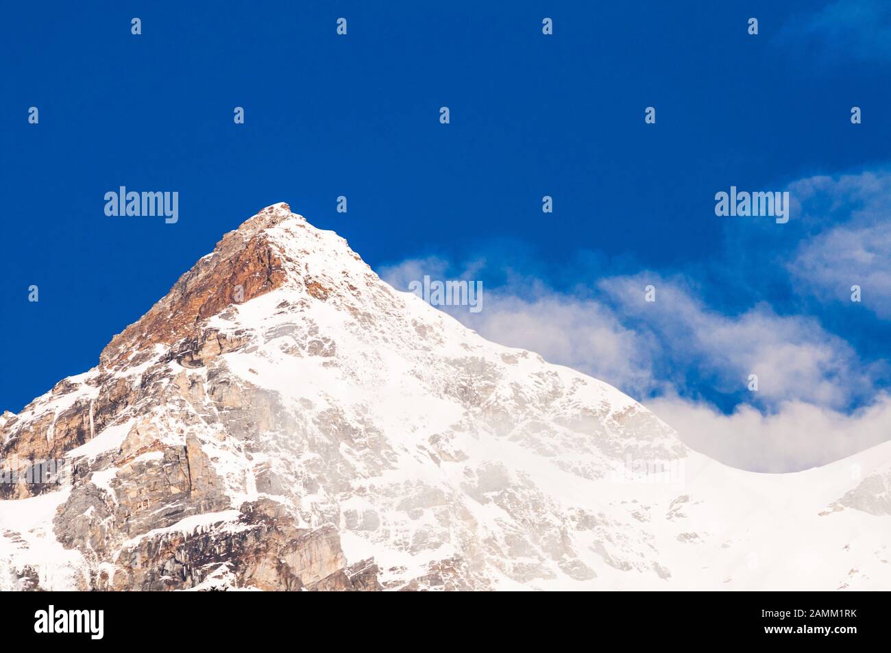 Montagna di neve con cielo blu al Sikkim , India Foto Stock