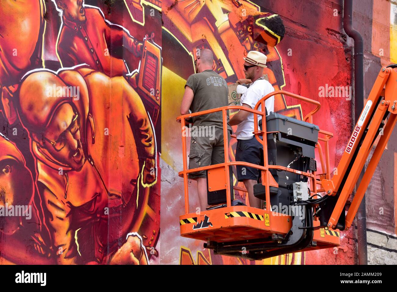 Gli artisti Graffiti creano dodici opere d'arte su larga scala al Urban Art Festival 'Deadline', sulla base del vecchio cortile del bestiame nel sobborgo di Isar. [traduzione automatizzata] Foto Stock