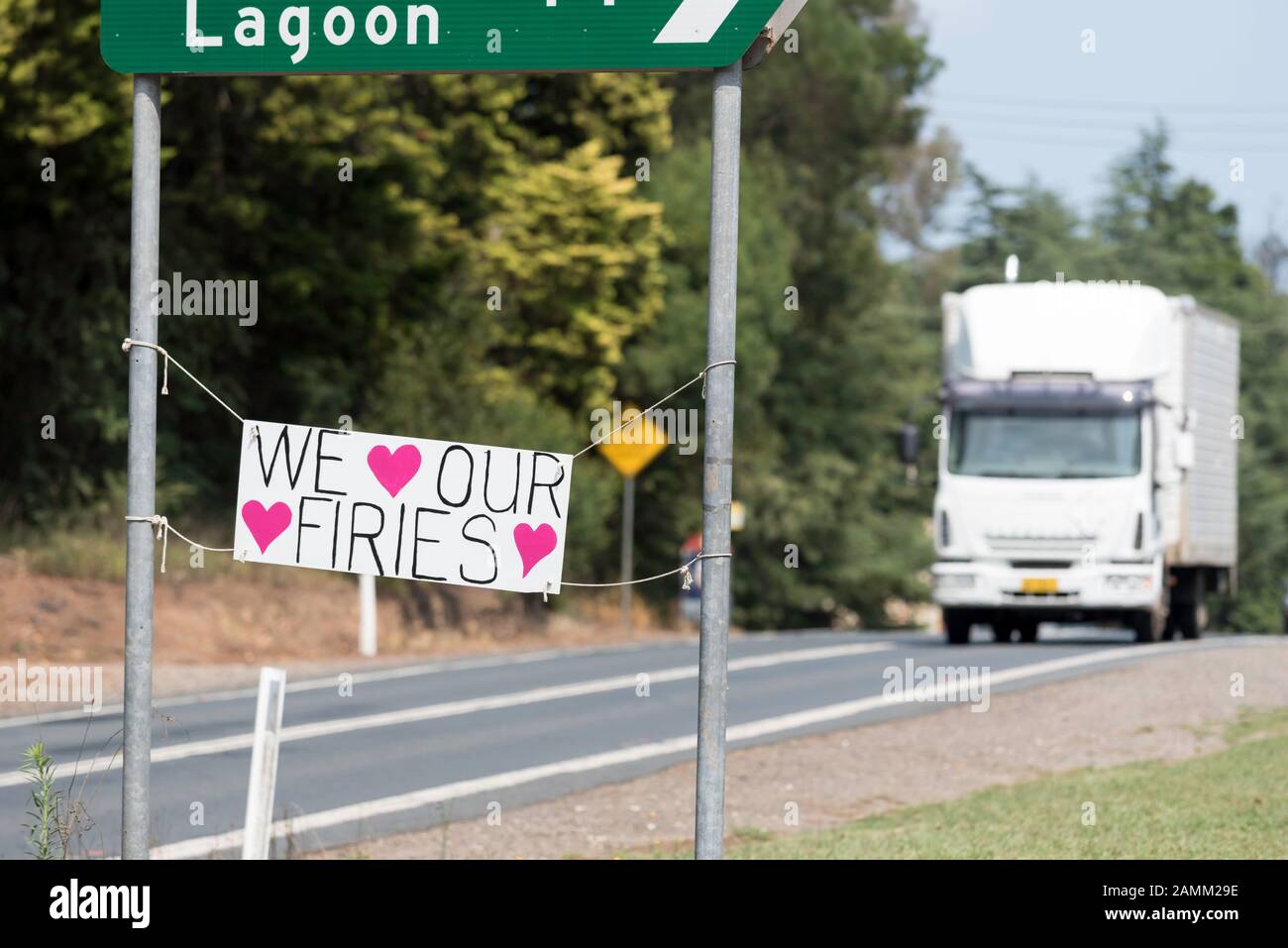 Il Gospers Mountain Mega-Fire ha bruciato attraverso oltre 500.000 ettari di cespuglio, fattorie e case di persone. Nel sobborgo di Bilpin il fuoco saltò la Bells Line of Road a fine dicembre e bruciò case, frutteti di mele e negozi che rendono la zona famosa. Questa immagine presa non lontano da Bilpin mostra uno dei molti segni messi fuori dalla gente del posto che ringrazia il Servizio di fuoco Rurale (RFS) ed altri vigili del fuoco (Firies). A partire dal 14 gennaio 2020 l'incendio è ancora in fiamme, ma è classificato come "Contenuto" e tutte le strade colpite sono ora aperte al traffico. Foto Di Credito Stephen Dwyer Alamy News Foto Stock