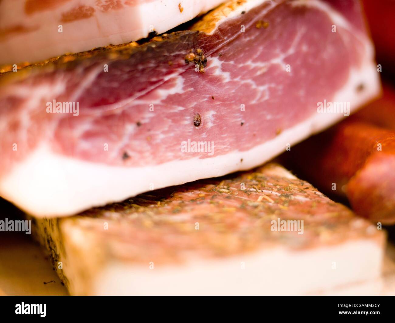 Prosciutto crudo nel negozio agricolo del Boarhof, un'azienda agricola con vendita diretta in legno a Tegernsee. [traduzione automatizzata] Foto Stock