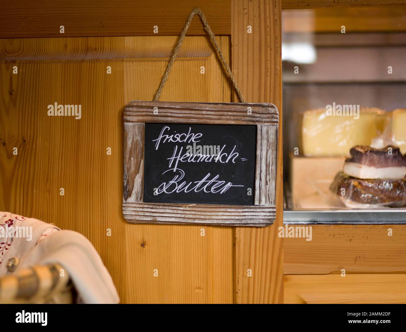 Burro di fieno fresco nel negozio dell'azienda agricola sul Boarhof, un'azienda agricola con self-catering e vendita diretta in legno a Tegernsee. [traduzione automatizzata] Foto Stock