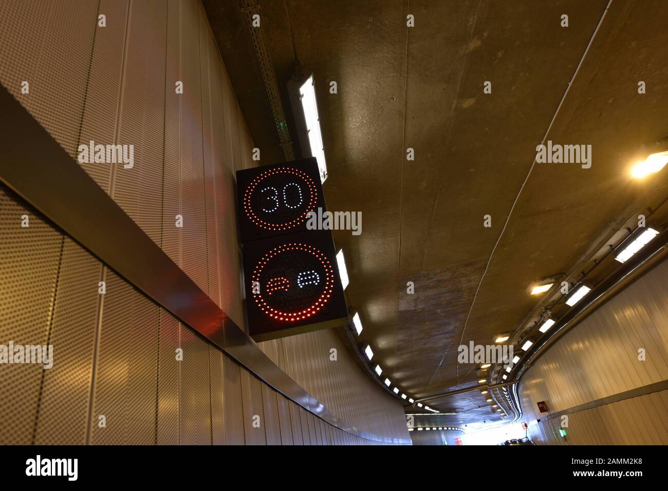 Tour prima dell'apertura della galleria stradale "Mittlerer Ring Südwest" a Luise-Kiesselbach-Platz. L'immagine mostra un pannello di controllo del traffico con una velocità di visualizzazione di 30 km/h e nessun sorpasso. [traduzione automatizzata] Foto Stock