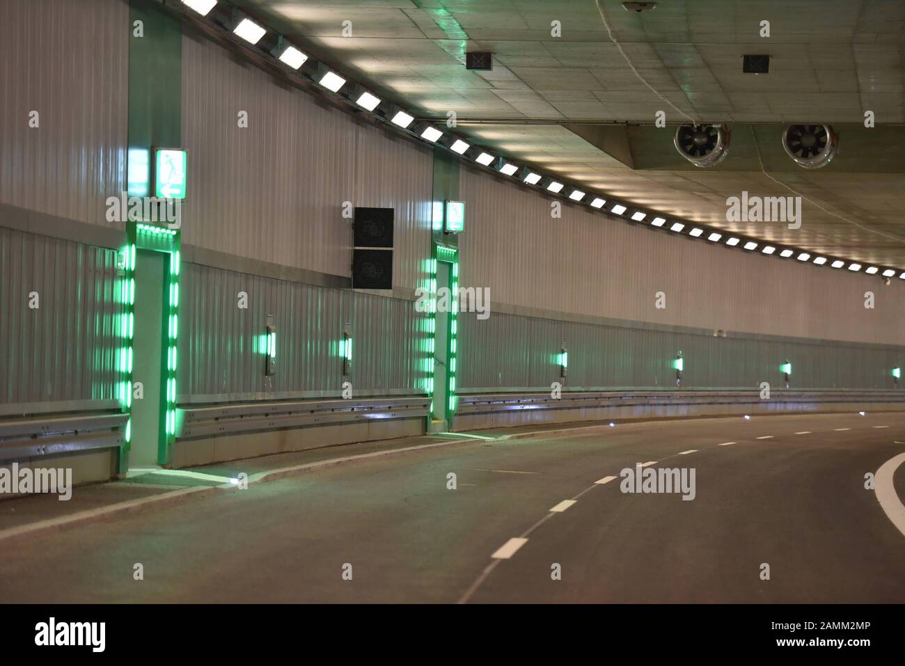 Tour prima dell'apertura della galleria stradale "Mittlerer Ring Südwest" a Luise-Kiesselbach-Platz. L'immagine mostra un lucchetto (delimitato in verde) tra i due tubi del tunnel, attraverso il quale uno può fuoriuscire da un tubo all'altro. [traduzione automatizzata] Foto Stock