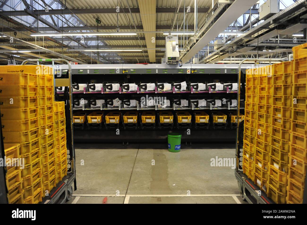 Centro lettere della Deutsche Post AG nell'ex sala ferroviaria dell'ufficio postale di Arnulfstraße. [traduzione automatizzata] Foto Stock