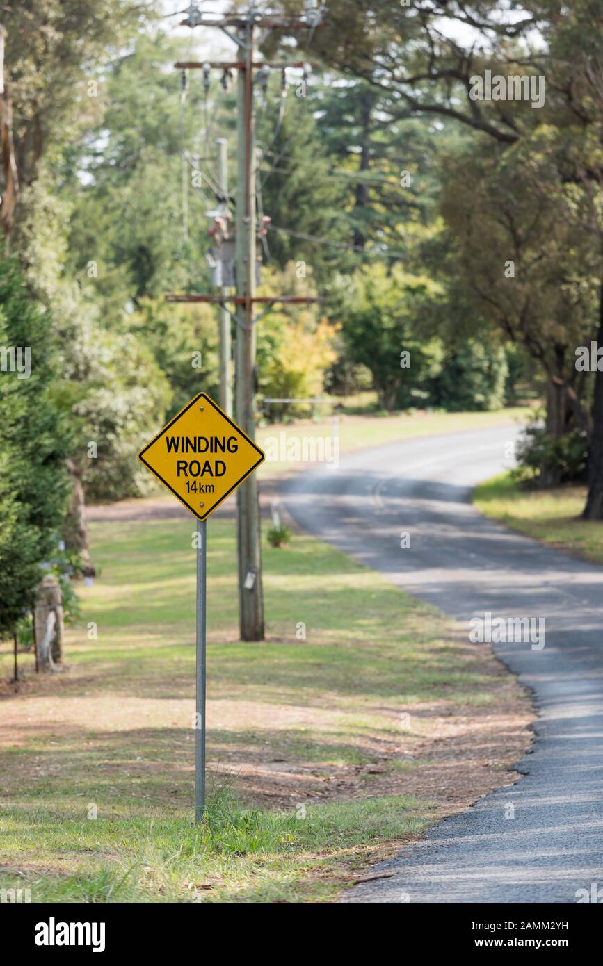 Il Gospers Mountain Mega-Fire ha bruciato attraverso oltre 500.000 ettari di cespuglio, fattorie e case di persone. Nel sobborgo di Bilpin il fuoco saltò la Bells Line of Road a fine dicembre e bruciò case, frutteti di mele e negozi che rendono la zona famosa. In quasi ogni grande incendio alcune parti si perdono miracolosamente la devastazione. Mountain Lagoon Road Bilpin, qui raffigurato, questa volta ha schivato un proiettile. A partire dal 14 gennaio 2020 l'incendio è ancora in fiamme, ma è classificato come "Contenuto". Foto Di Credito Stephen Dwyer Alamy News Foto Stock