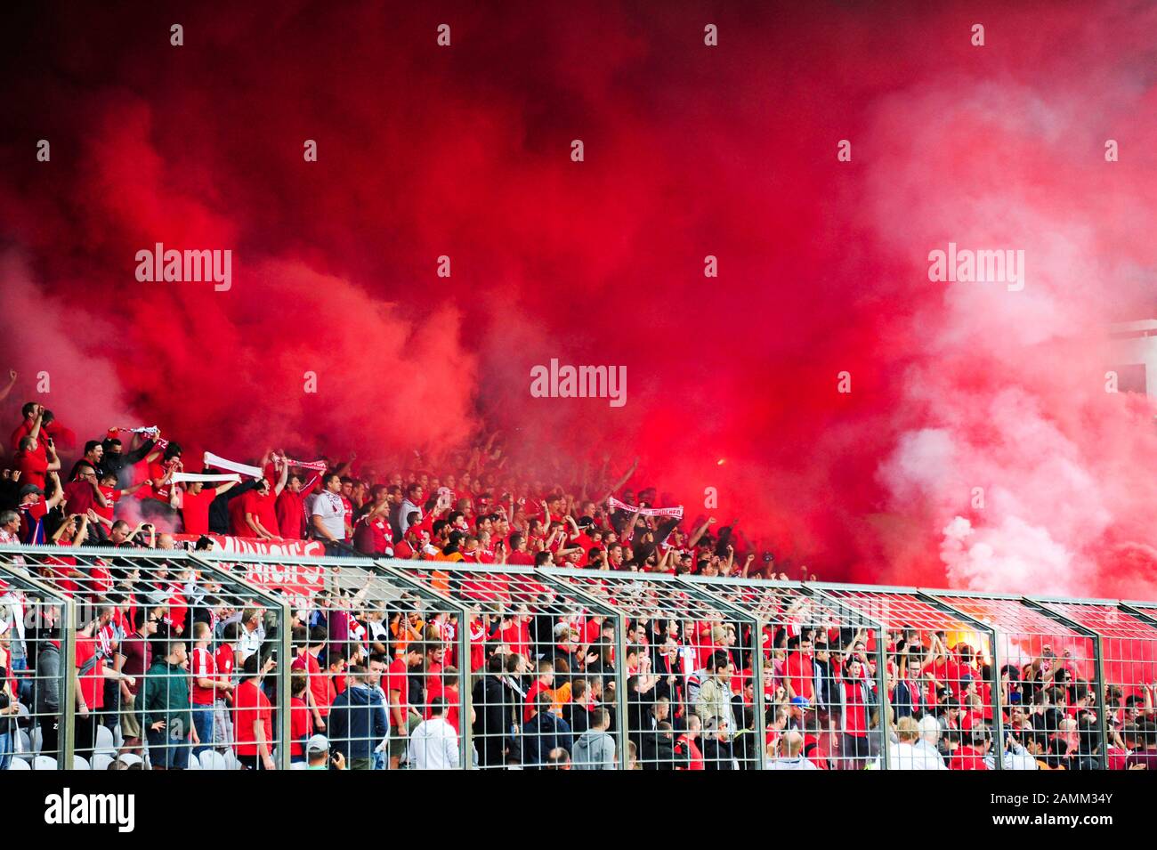 Derby nel campionato di calcio regionale meridionale: FC Bayern München II - TSV 1860 München II nello stadio comunale di Grünwalder Straße. La foto mostra incendi bengesi nel blocco dei fans bavaresi sul banco tribune. [traduzione automatizzata] Foto Stock