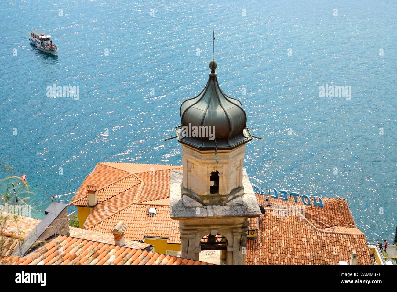 La chiesa di 'An Rocco' di fronte ad un'escursione in barca a Limone sul Garda sulla sponda occidentale del Lago di Garda. [traduzione automatizzata] Foto Stock