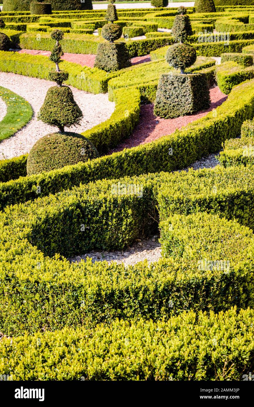 Un parterre in un francese giardino formale con arbusti e basse siepi di bosso tree potatura a elaborare forme geometriche. Foto Stock