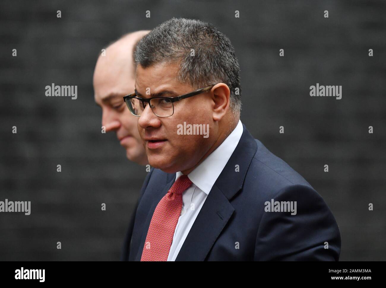 Downing Street, Londra, Regno Unito. 14th gennaio 2020. Alok Sharma, Segretario di Stato per lo sviluppo Internazionale, il Segretario Internazionale per lo sviluppo arriva a Downing Street con ben Wallace, Segretario di Stato per la Difesa. Credito: Malcolm Park/Alamy Live News. Foto Stock