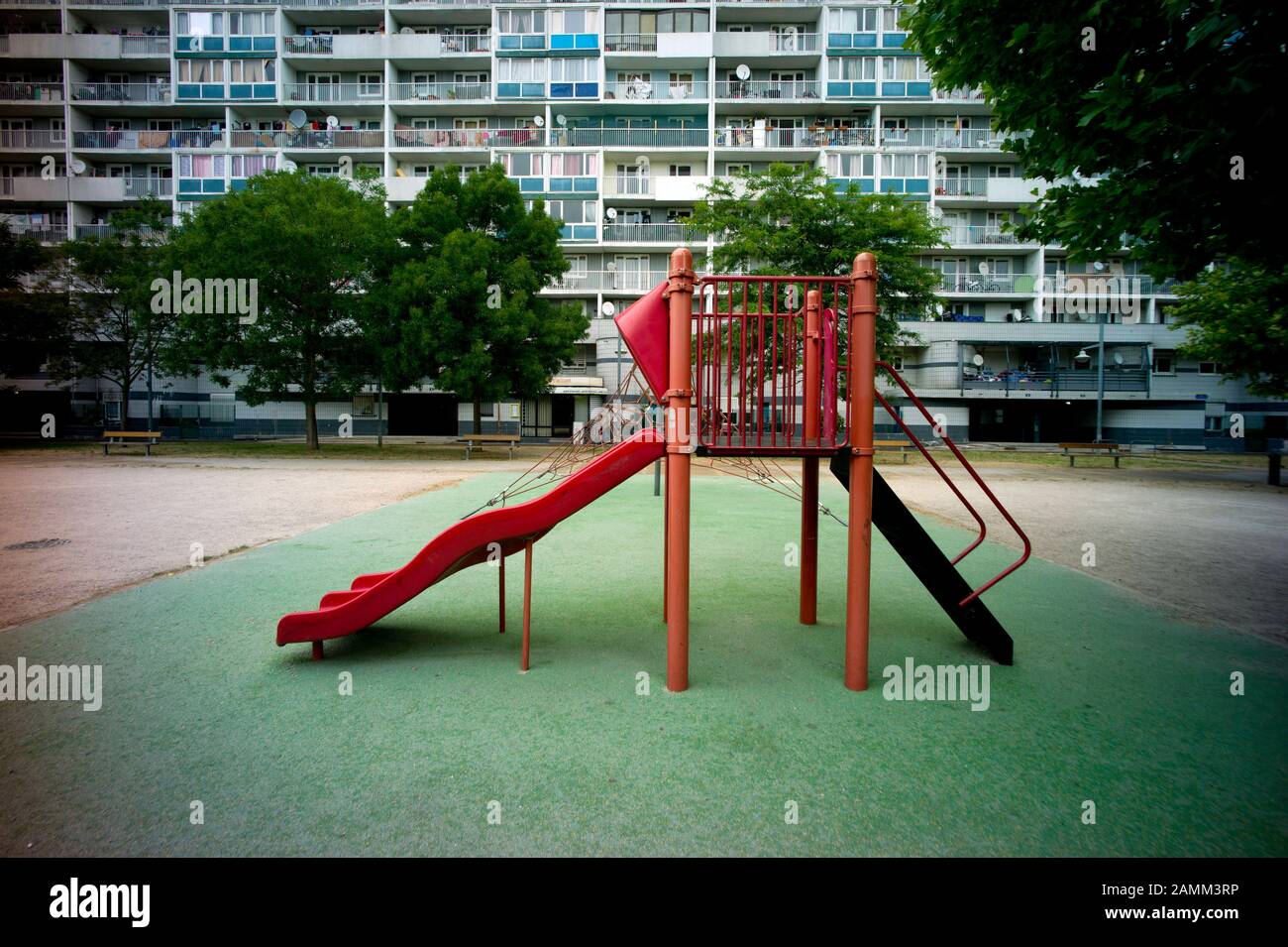 Parco giochi di fronte al blocco 'Cite des 4000' di appartamenti, progettato dagli architetti Clément Tambuté e Henri Delacroix, a la Courneuve nella zona di Parigi. [traduzione automatizzata] Foto Stock