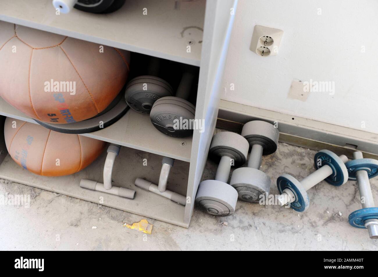 Il reparto di boxe del club sportivo Stadtwerke München al Wurzerstraße 7 è in fase di ristrutturazione. Il dipartimento ha lanciato il progetto "Port-Chance", che mira a dare fiducia ai giovani senza prospettive. L'immagine mostra dumbbells, pesi e palle mediche coperte di polvere nello studio di formazione. [traduzione automatizzata] Foto Stock