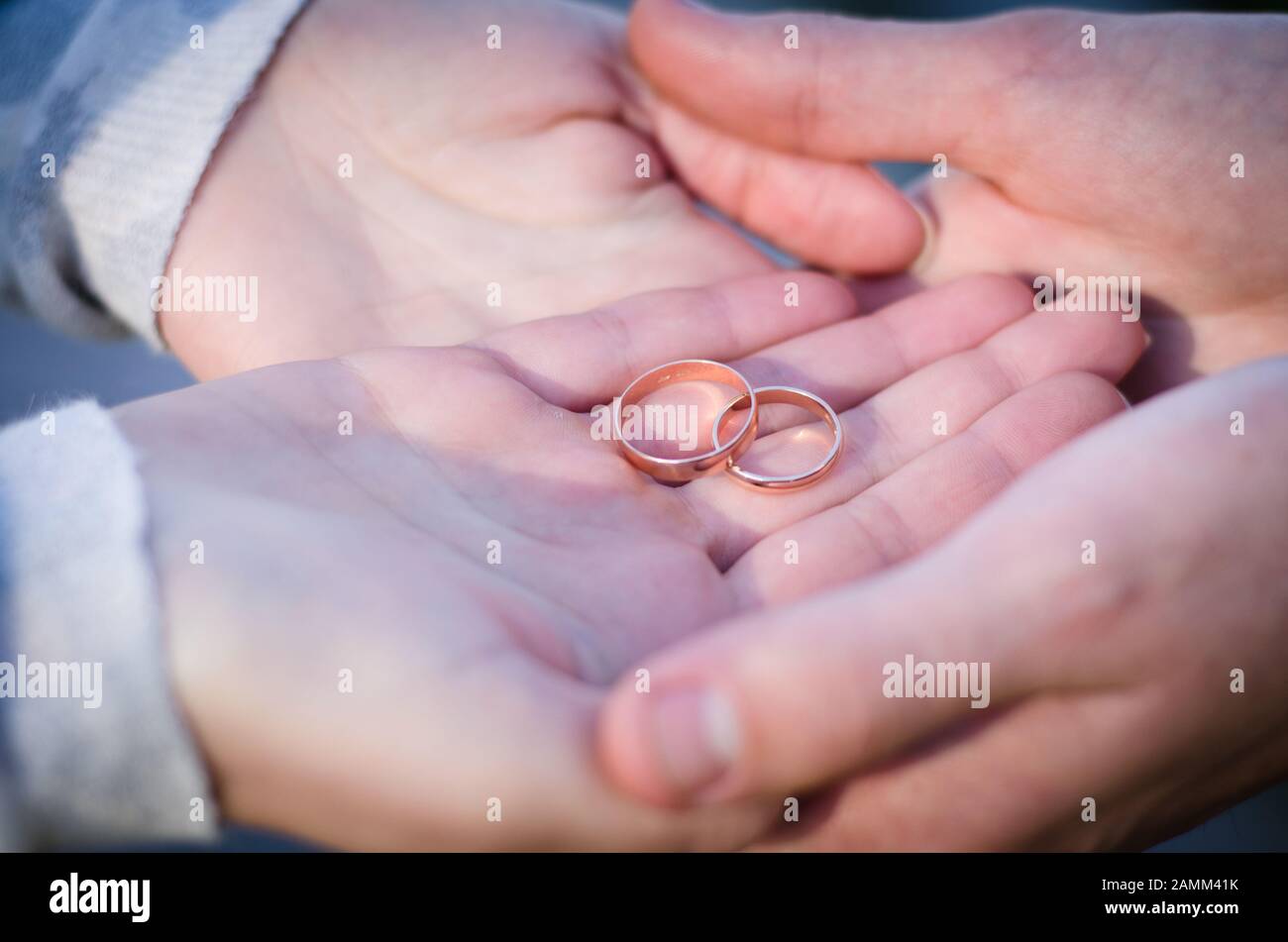l'oro suona nelle mani della sposa e dello sposo Foto Stock