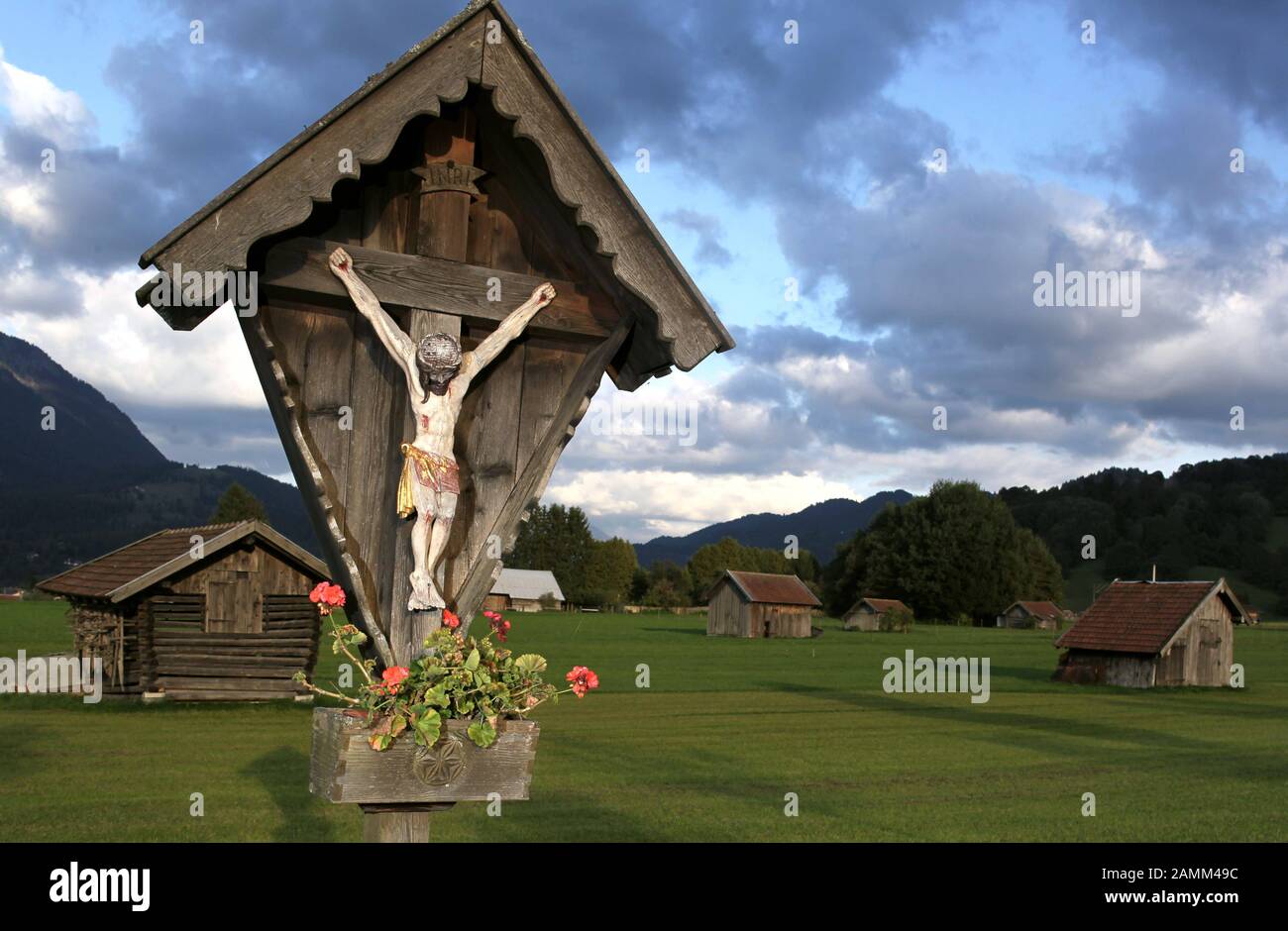 Serie di immagini Garmisch-Partenkirchen: Nella foto una traversa a bordo di un prato in direzione del cantiere per la stazione di sollevamento Hausberg. [traduzione automatizzata] Foto Stock