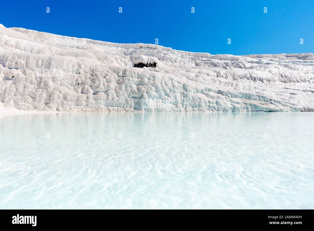 Piscine naturali di travertino e terrazze a Pamukkale, Turchia. Pamukkale, che significa castello di cotone in Turchia Foto Stock