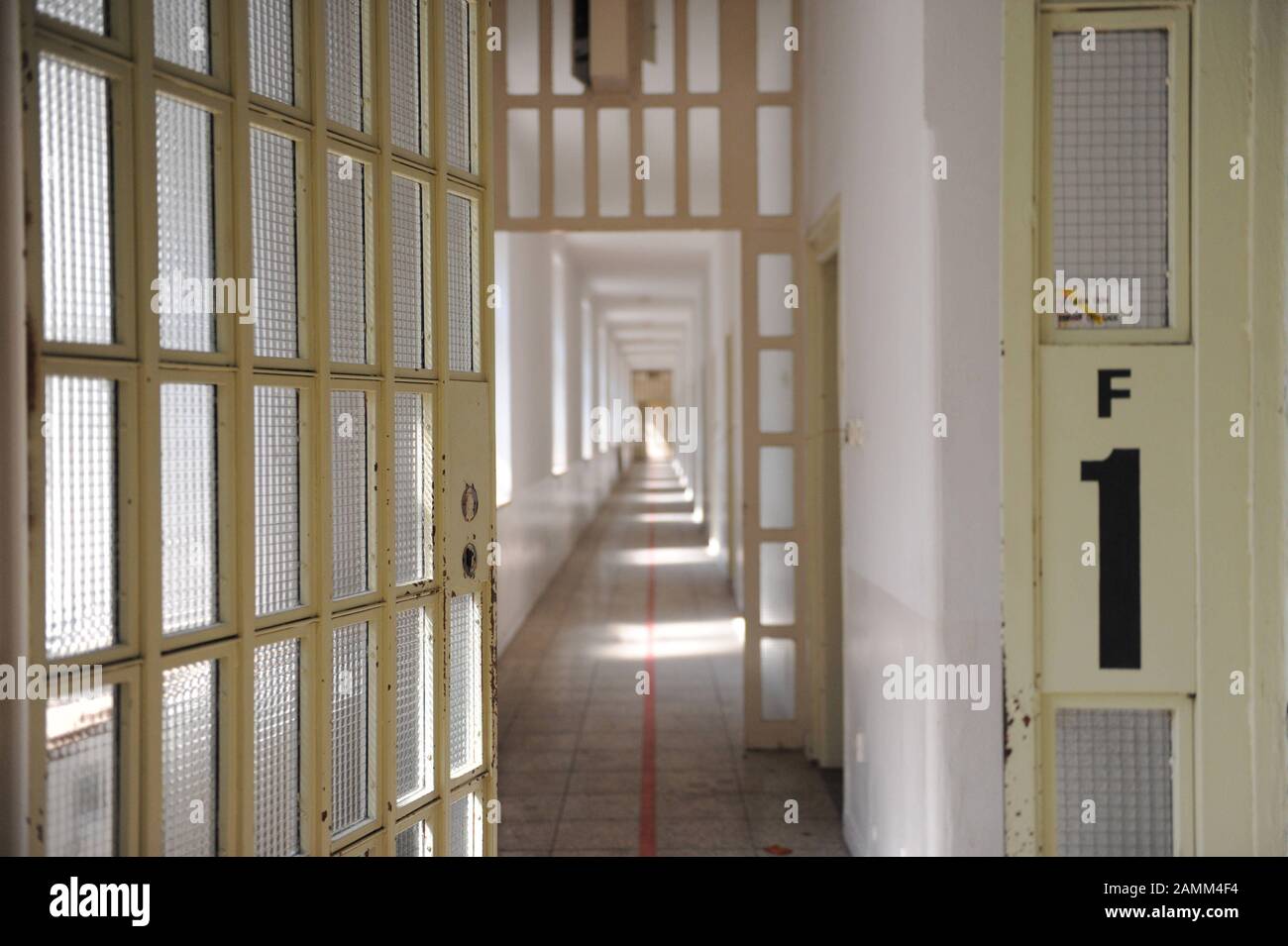 Banda nell'ala cellulare dell'ex prigione Am Neudeck 10, fino al 2009 detenzione giovanile e prigione femminile. [traduzione automatizzata] Foto Stock