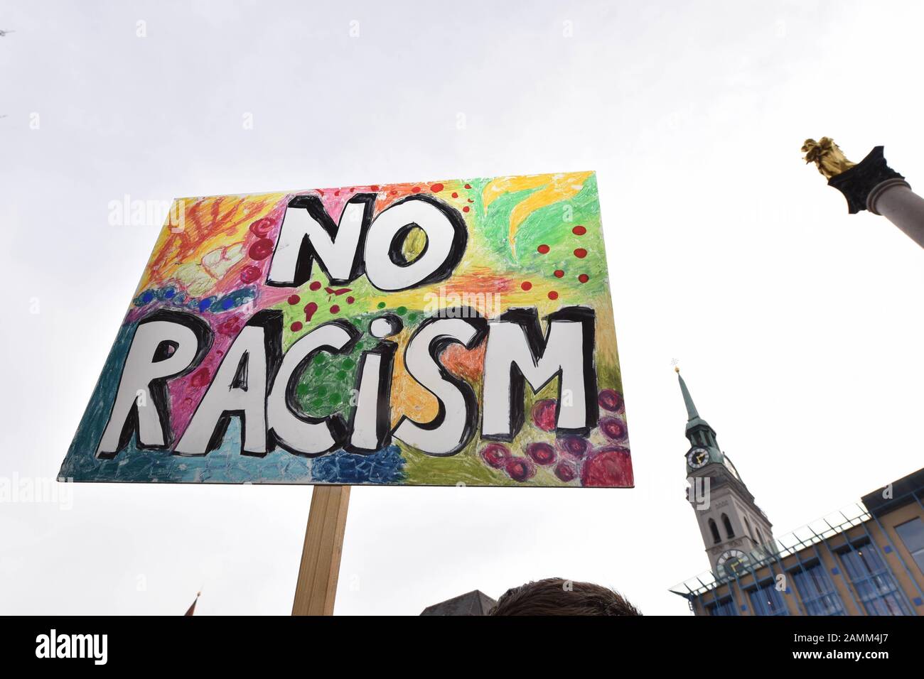 Sotto il motto "Per un mondo di giustizia globale - senza recinzioni e muri" e "Frontiere aperte - l'asilo è un diritto umano" diverse centinaia di manifestanti sulla Marienplatz di Monaco chiedono frontiere aperte per i rifugiati. Organizzatore del rally è il comitato d'azione 'Open Borders - Open Borders Munich'. [traduzione automatizzata] Foto Stock