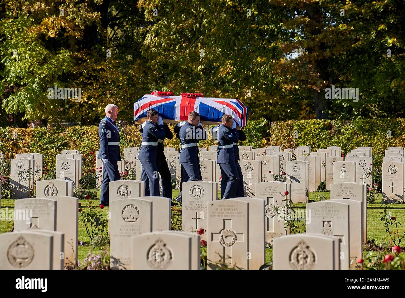 Memorial Service della Royal Air Force per il pilota scozzese George Smith, che si schiantò con la sua JB221 Lancaster a South Hesse nel 1943 durante la seconda guerra mondiale Dopo il funerale nella chiesa di San Ägidius a Gmund segue la sepoltura al cimitero militare britannico Dürnbach. [traduzione automatizzata] Foto Stock