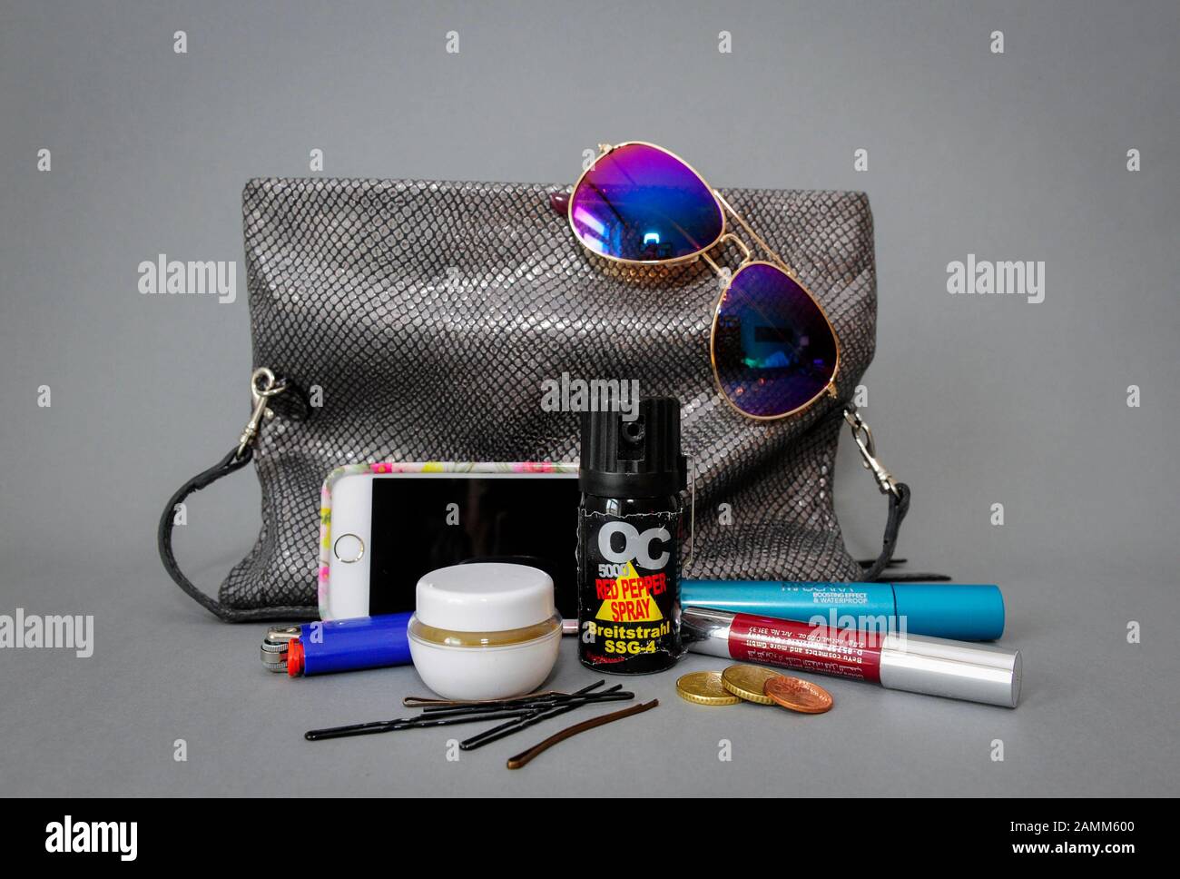 Il contenuto delle borse da donna con pepe spray. [traduzione automatizzata] Foto Stock