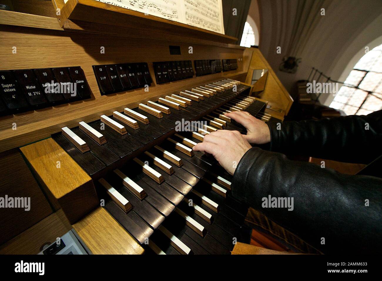 Il musicista della Chiesa Christoph Heuberger presso l'organo della chiesa parrocchiale dell'Assunzione della Vergine Maria a Bad Tölz. [traduzione automatizzata] Foto Stock