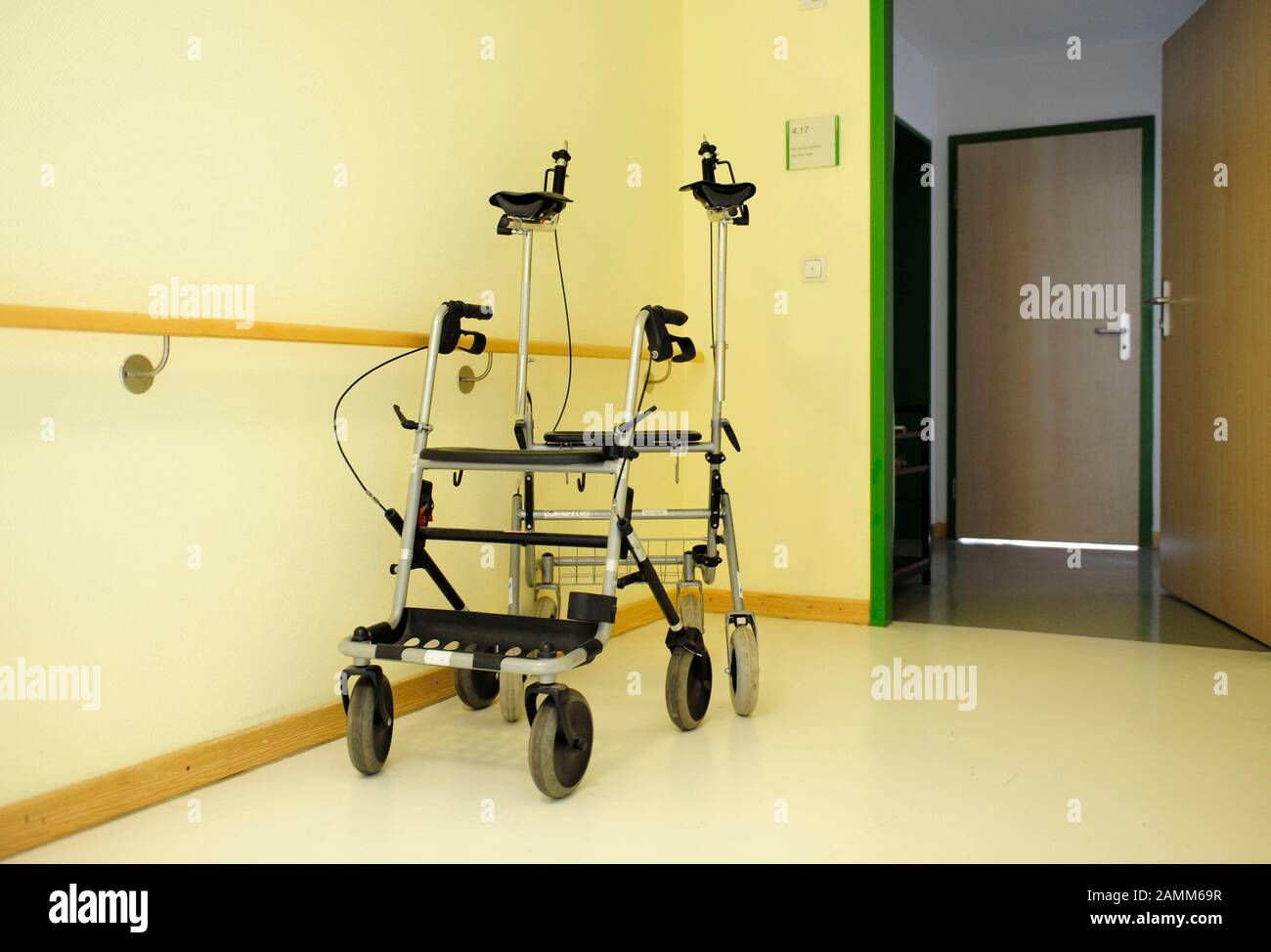 Un rullo nel corridoio della casa evangelica dei vecchi E nursing Planegg a Germeringer Straße 33 a Planegg. [traduzione automatizzata] Foto Stock