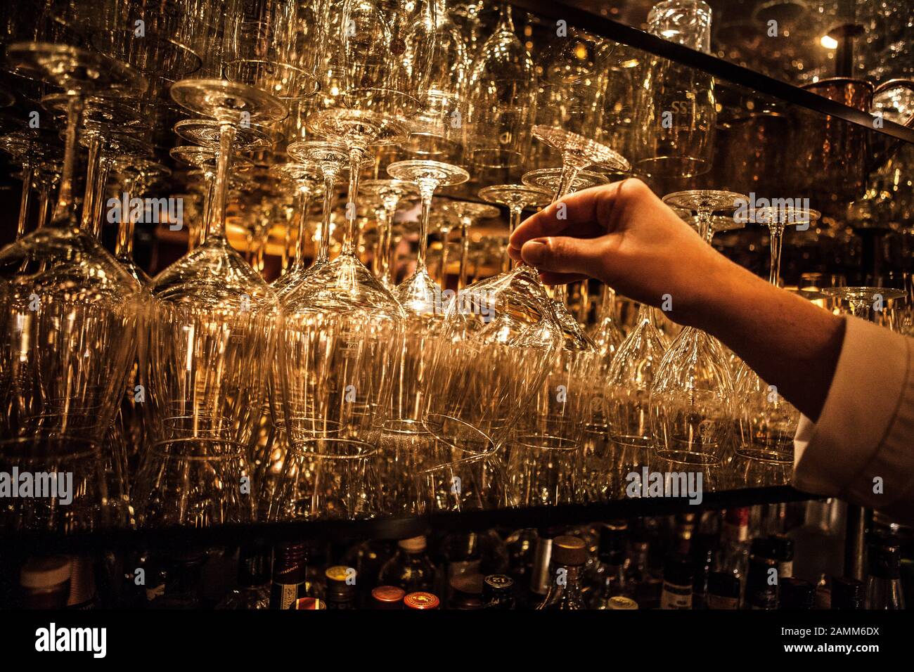 Bicchieri nel 'Bar München' a Maximilianstraße 36. [traduzione automatizzata] Foto Stock