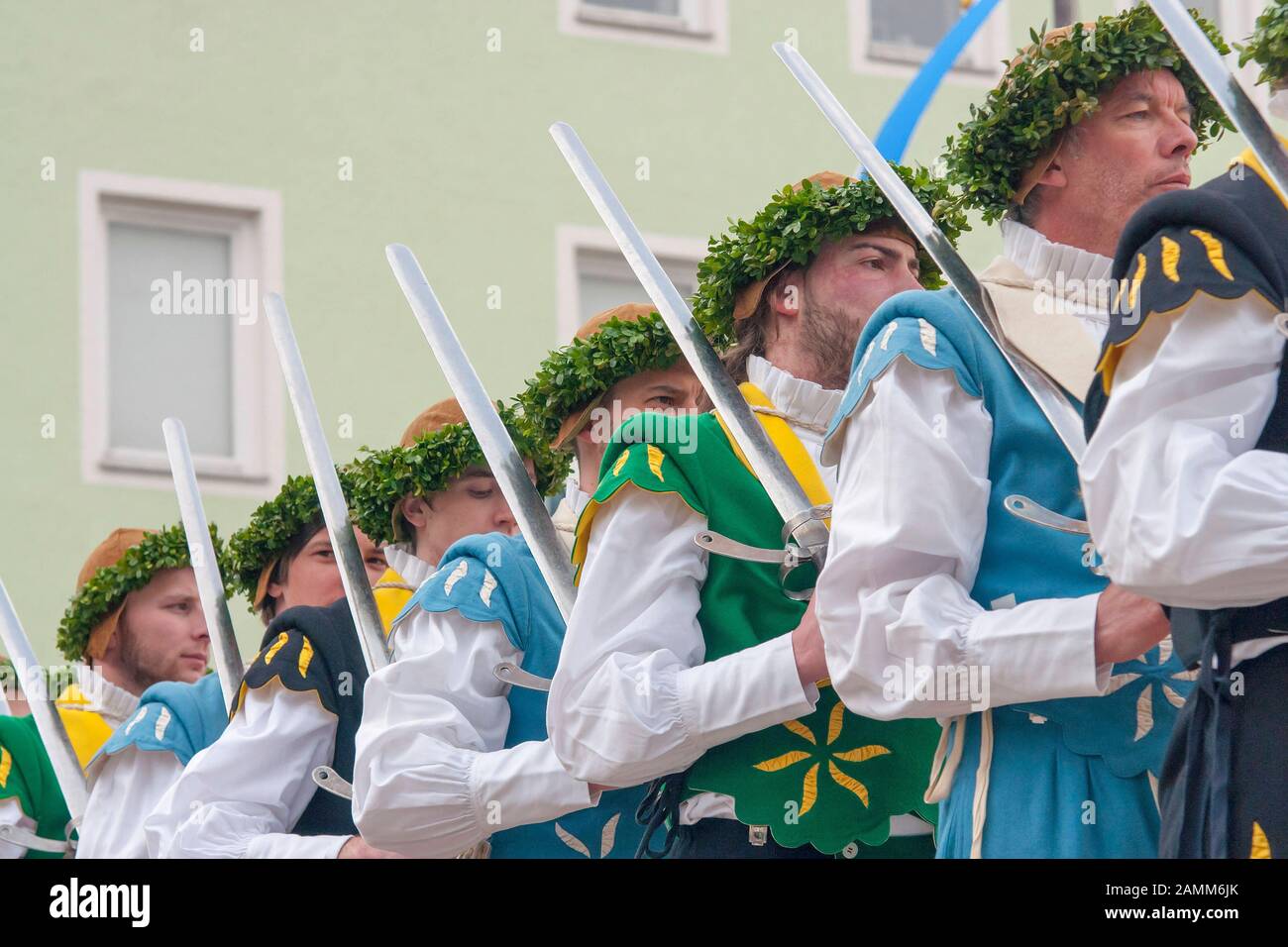 La danza della spada sulla piazza del paese di Traunstein - ogni anno il lunedì di Pasqua [traduzione automatizzata] Foto Stock