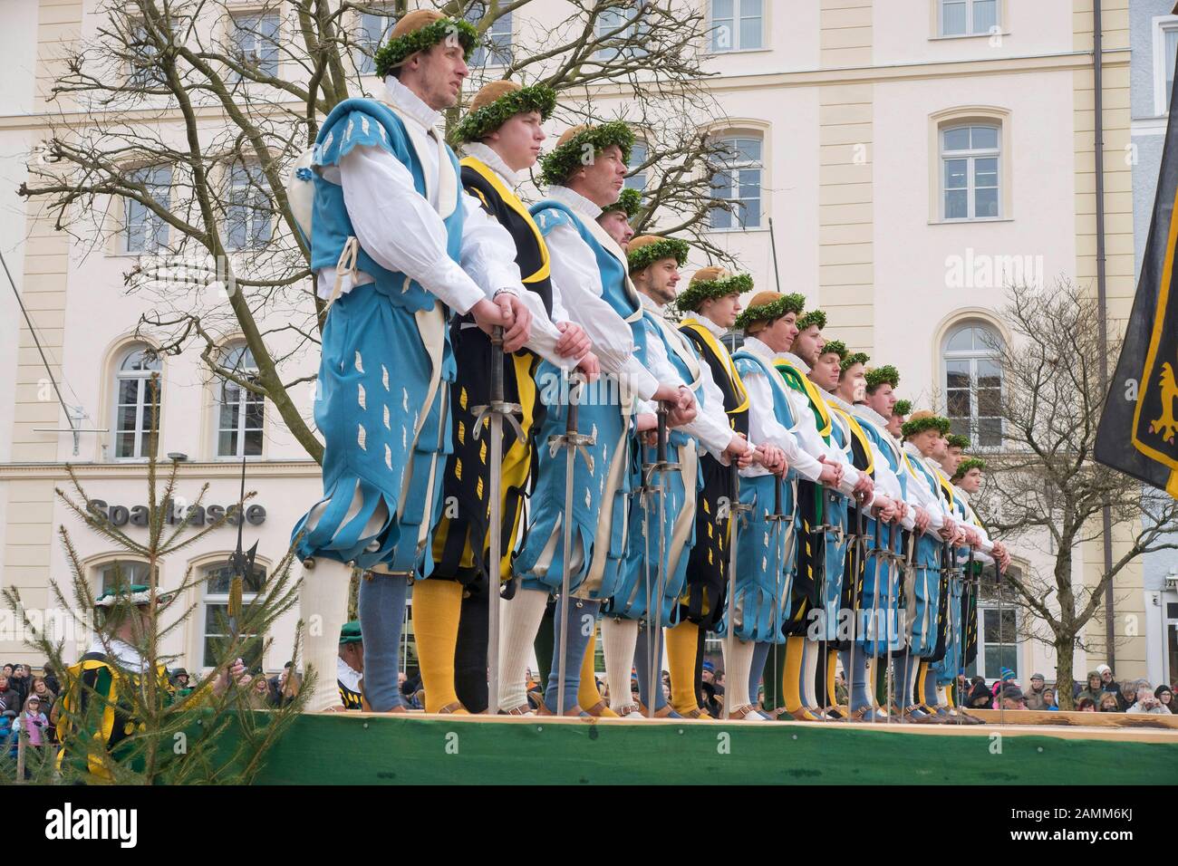 La danza della spada sulla piazza del paese di Traunstein - ogni anno il lunedì di Pasqua [traduzione automatizzata] Foto Stock