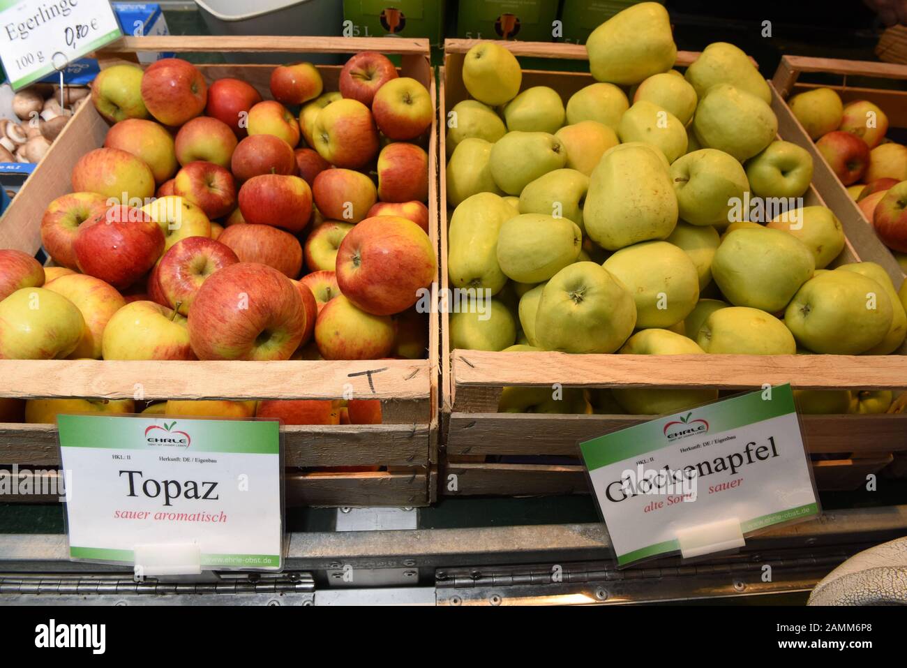 Mele del Lago di Costanza in una base di frutta al mercato agricolo all'angolo tra Fürstenrieder e Agnes-Bernauer-Straße a Laim. [traduzione automatizzata] Foto Stock