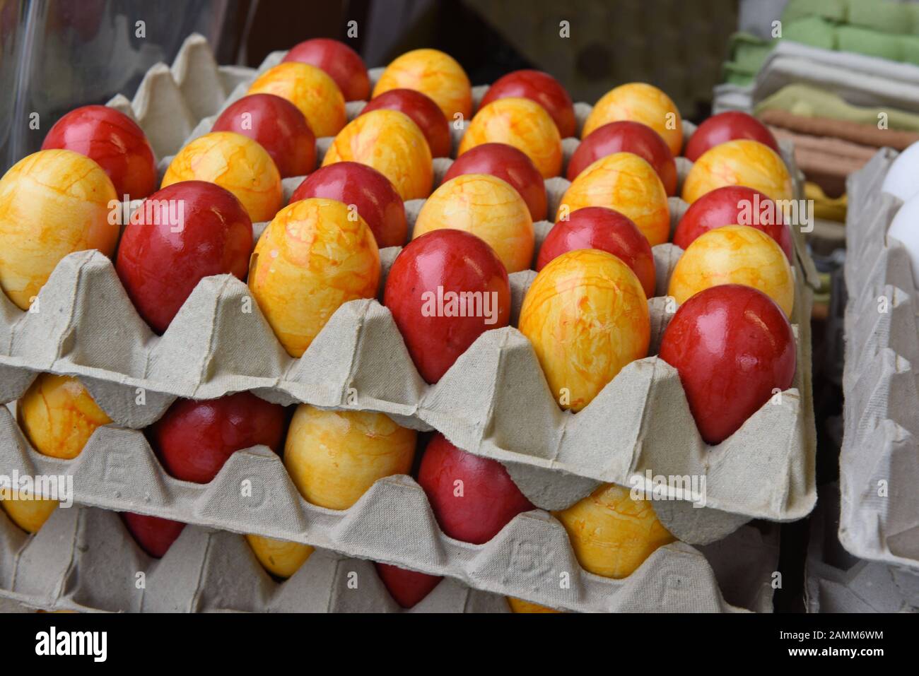 Uova colorate sul mercato degli agricoltori all'angolo di Fürstenrieder- e Agnes-Bernauer-Straße a Laim. [traduzione automatizzata] Foto Stock