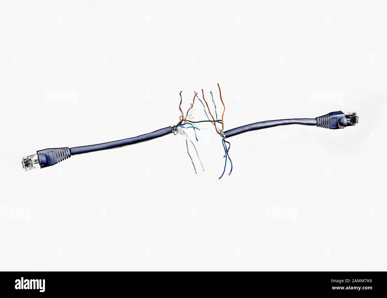 Tagliare i cavi di rete , concetto di collegamento interrotto Foto stock -  Alamy