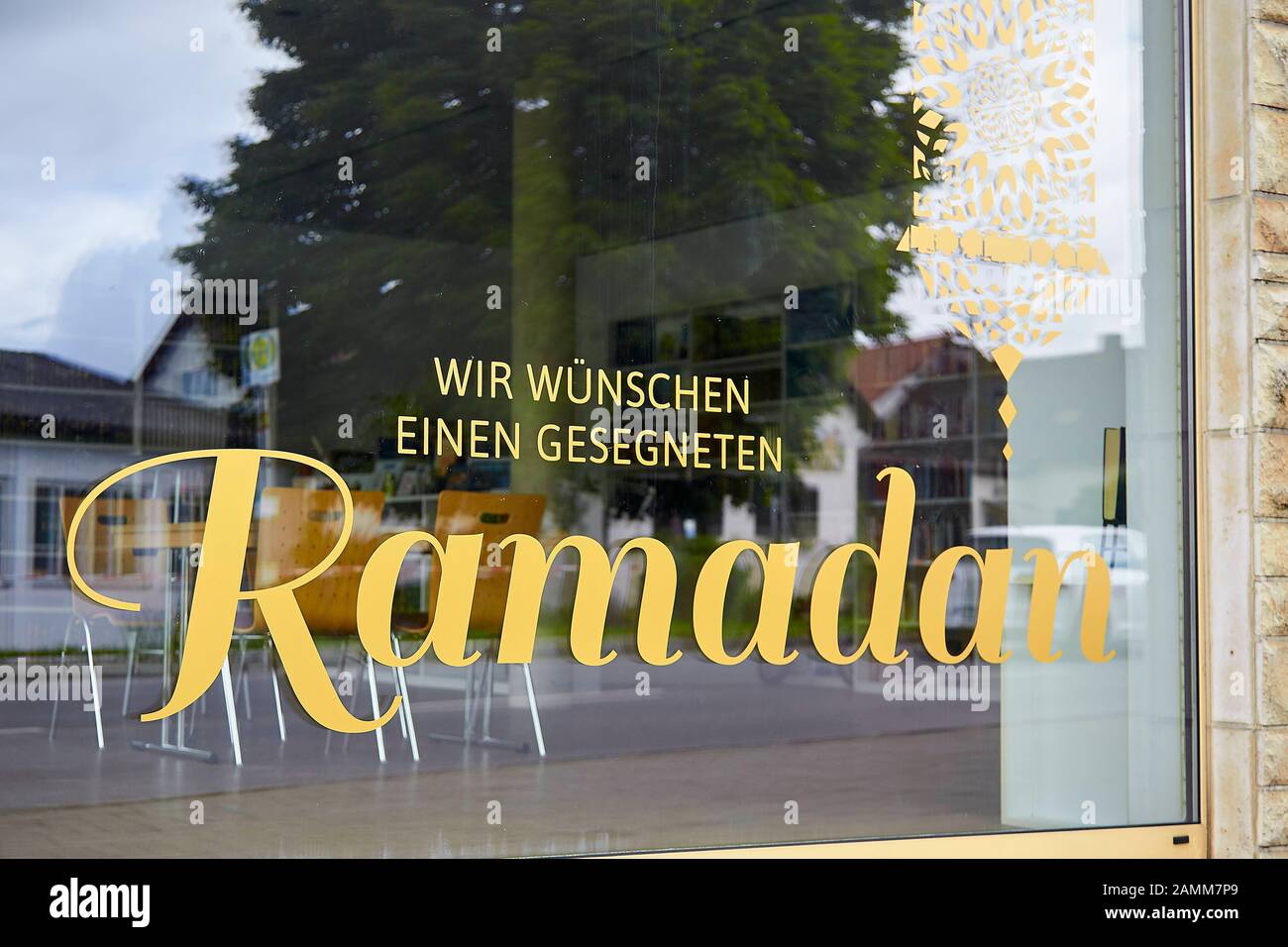 Ramadan - 2016 calendario gregoriano, 1437 calendario islamico, dal 6 giugno al 5 luglio - è il mese del digiuno per i musulmani e il nono mese del calendario lunare islamico, visto da una finestra della Comunità islamica senza scopo di lucro di Penzberg e.V. (IGP), Esiste dal 1994 ai piedi delle Alpi bavaresi, 14.06.2016, Photo: Manfred Neubauer [traduzione automatizzata] Foto Stock