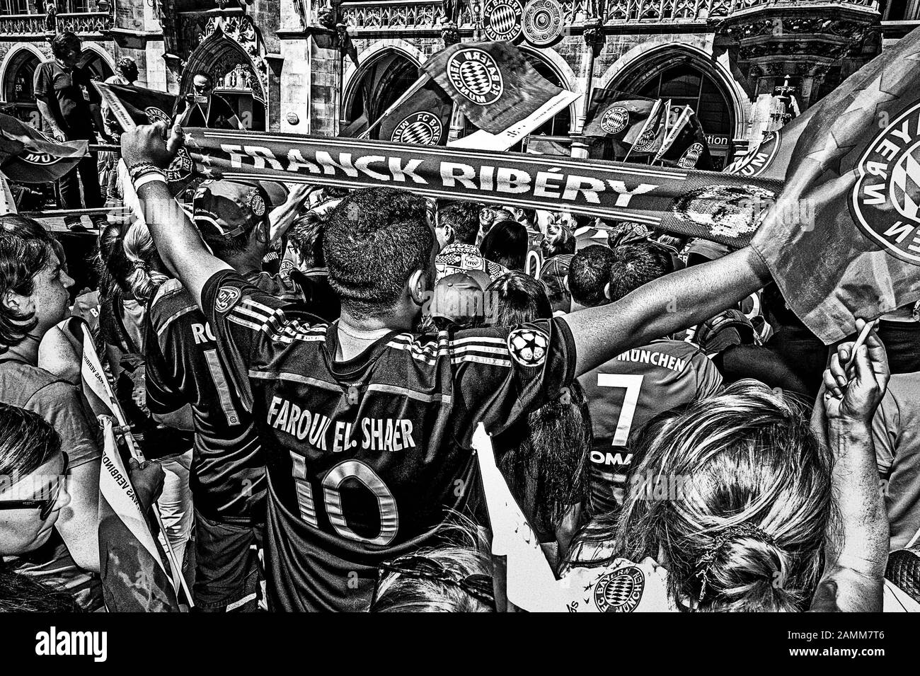 Tifoso del FC Bayern Monaco con Frank Ribery foulard [traduzione automatizzata] Foto Stock