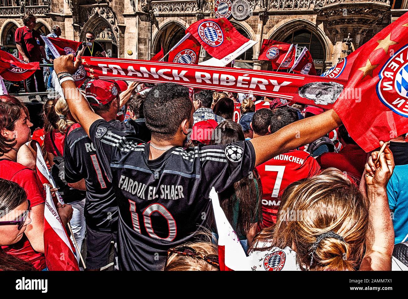Tifoso del FC Bayern Monaco con Frank Ribery foulard [traduzione automatizzata] Foto Stock
