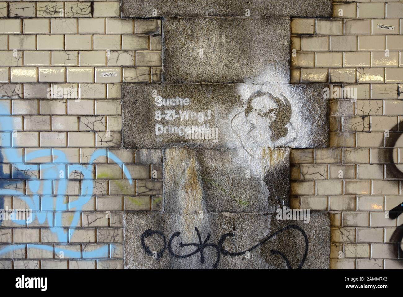 Graffito 'ricerc 8-stanza appartamento! Urgente!' nel sottopassaggio al Thalkirchner Straße di Sendling. [traduzione automatizzata] Foto Stock