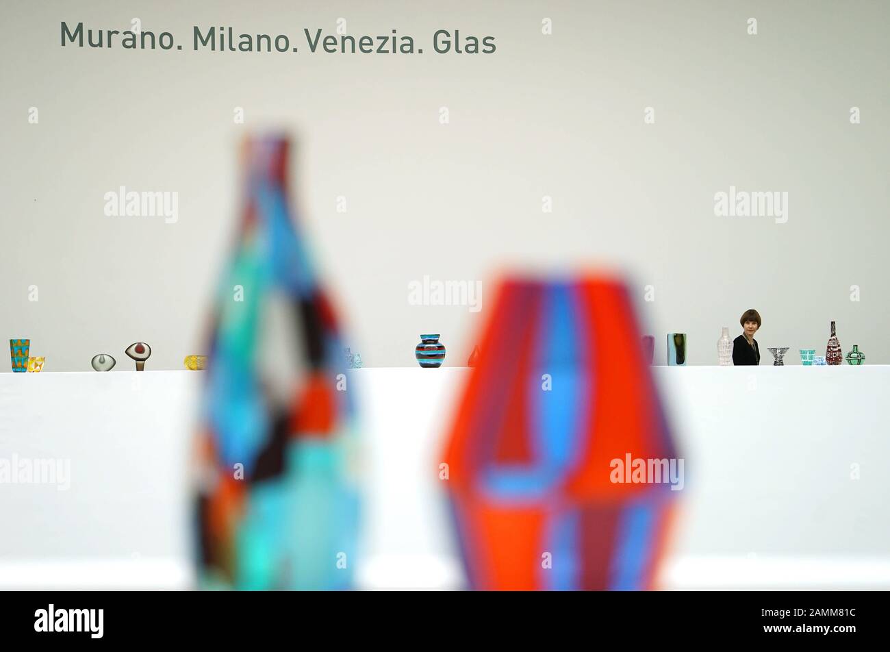 Nella mostra 'urano. Milano. Venezia. Glas.' nel Pinakothek der moderne (PDM) mostrerà circa 200 oggetti (vasi, tazze, ciotole, oggetti, calici) della collezione Holz, una delle più importanti collezioni private al mondo di vetro di Murano. [traduzione automatizzata] Foto Stock