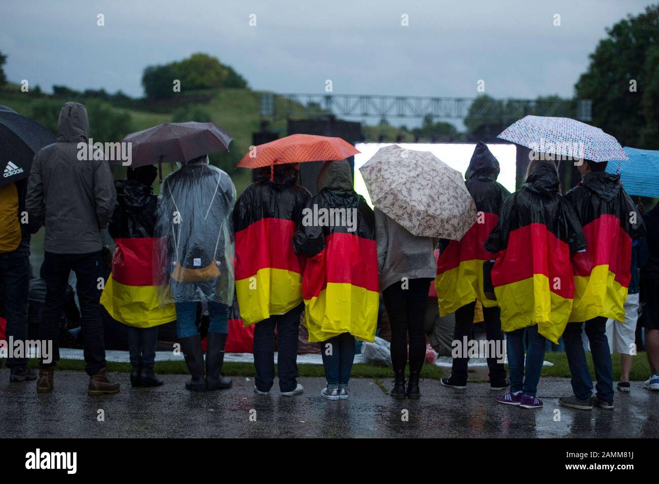 Tifosi di calcio al pubblico in occasione della partita preliminare tra Germania e Polonia durante il Campionato europeo di calcio 2016 nel Parco Olimpico. [traduzione automatizzata] Foto Stock