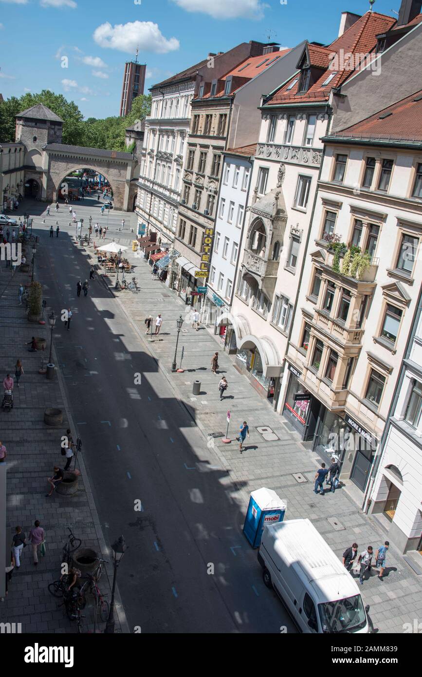 Vista dall'alto la Sendlinger Straße di Monaco, che è completamente una zona pedonale dal 01.07.2016. [traduzione automatizzata] Foto Stock