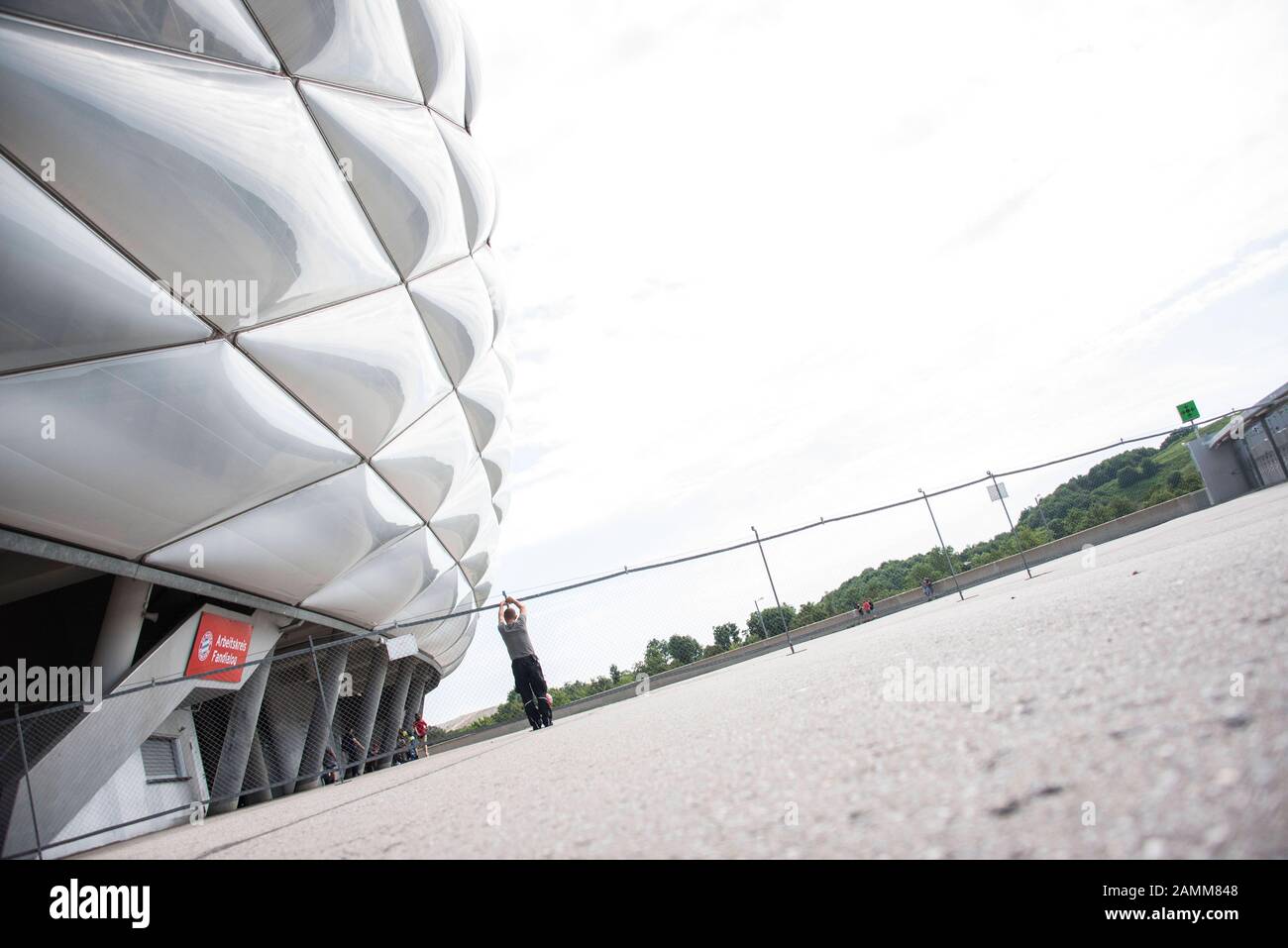 Sistema di recinzione mobile 'SecuFence' nella Allianz Arena di Monaco. Le scatole, in cui si trova la recinzione per l'estrazione, vengono spostate dal carrello elevatore a forche e impostate entro 10 minuti. L'immagine mostra un membro del team di custode che costruisce la recinzione metallica. [traduzione automatizzata] Foto Stock