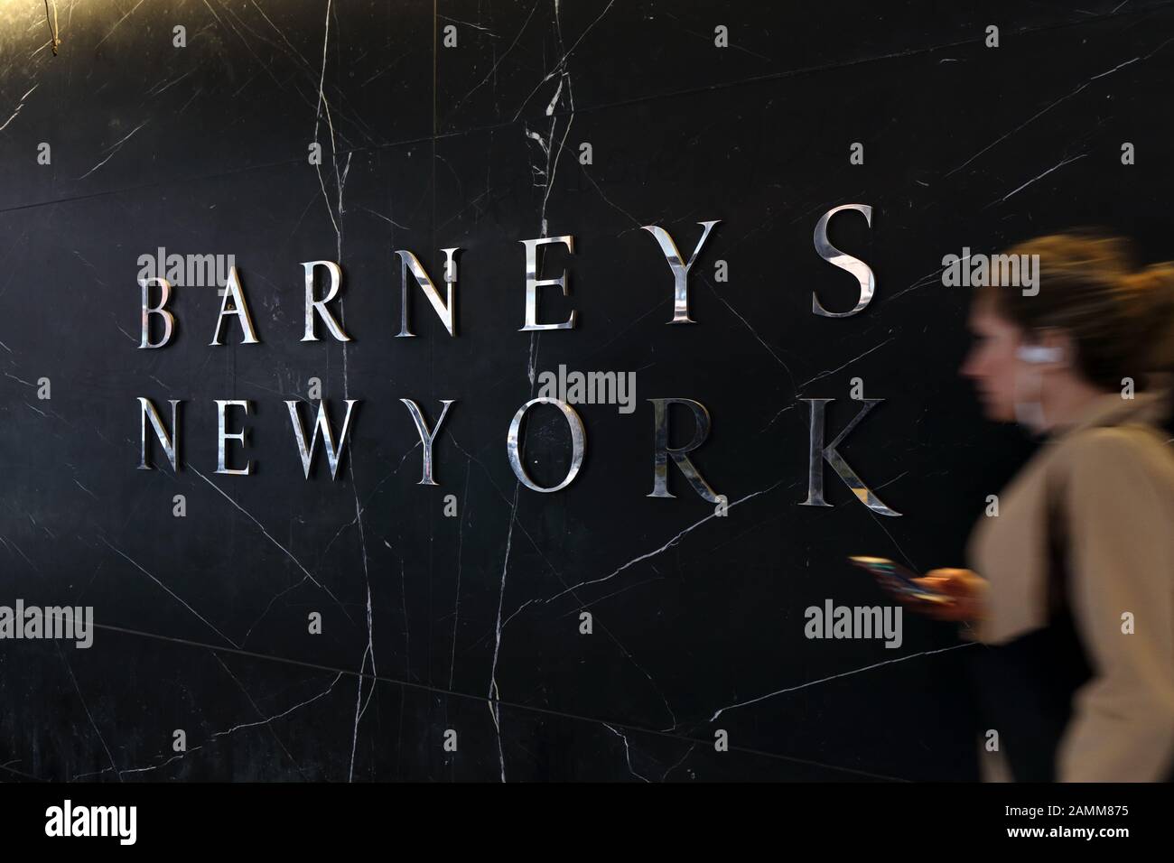 Una persona cammina vicino al negozio Barneys New York nel quartiere Chelsea a Manhattan, New York, NY (11 gennaio 2020) Foto Stock