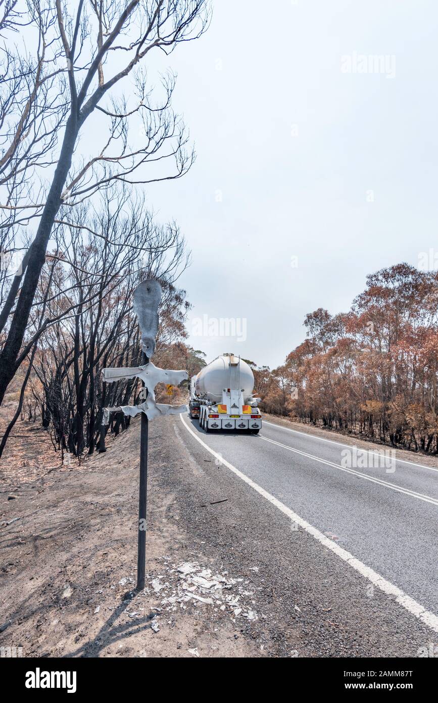 Il Gospers Mountain Mega-Fire ha bruciato attraverso oltre 500.000 ettari di cespuglio, fattorie e case di persone. Nel sobborgo di Bilpin il fuoco saltò la Bells Line of Road a fine dicembre e bruciò case, frutteti di mele e negozi che rendono la zona famosa. Questa immagine presa non lontano da Bilpin mostra ciò che rimane di un precedente segnale di sicurezza stradale. A partire dal 14 gennaio 2020 l'incendio è ancora in fiamme, ma è classificato come "Contenuto" e tutte le strade colpite sono ora aperte al traffico. Foto Di Credito Stephen Dwyer Alamy News Foto Stock