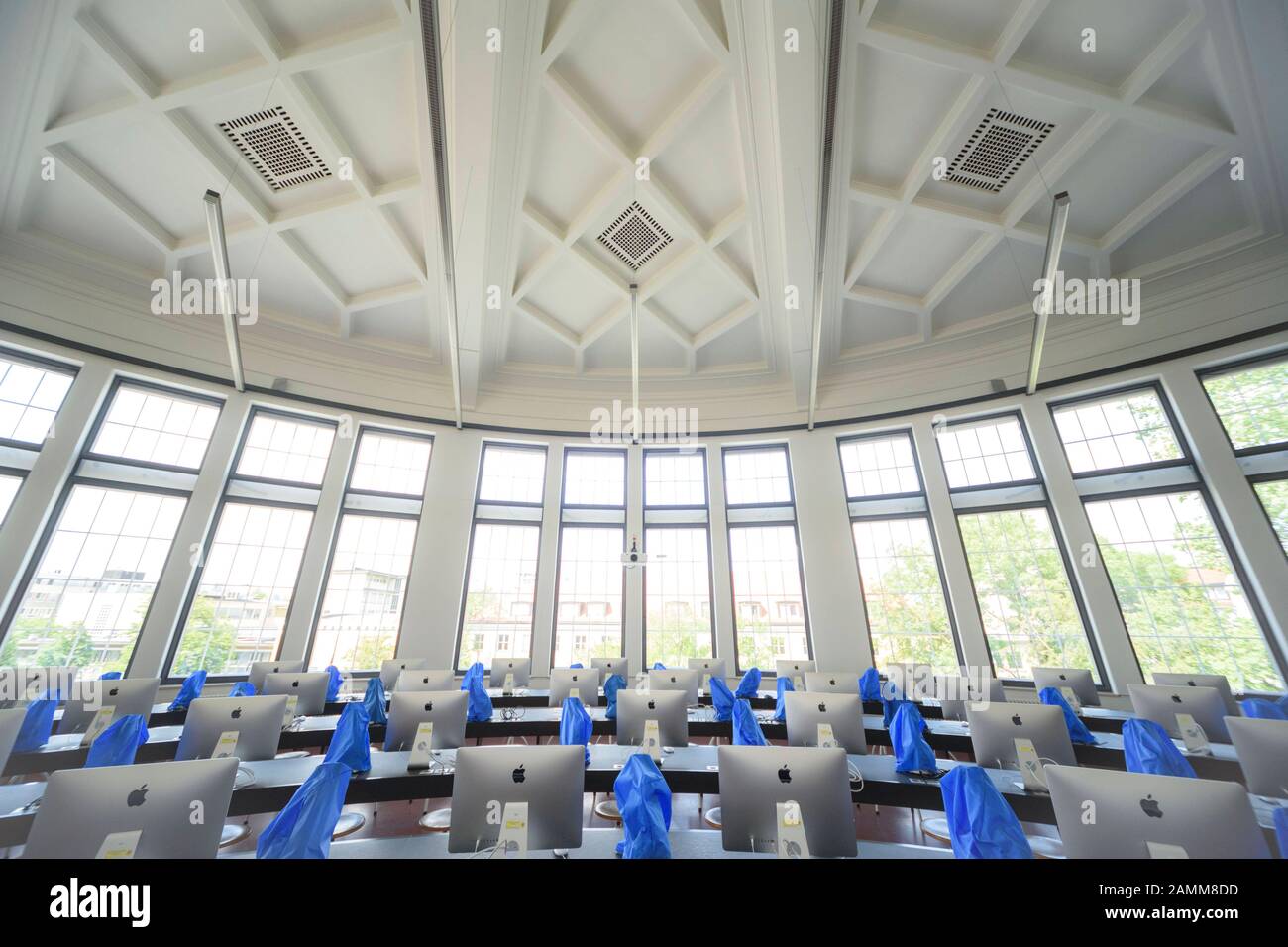Vista dell'Istituto anatomico dell'Università Ludwig-Maximilians di Monaco (LMU) a Pettenkoferstraße 11 dopo il completamento della ristrutturazione generale. L'immagine mostra la sala di microscopia con postazioni di lavoro per computer. [traduzione automatizzata] Foto Stock