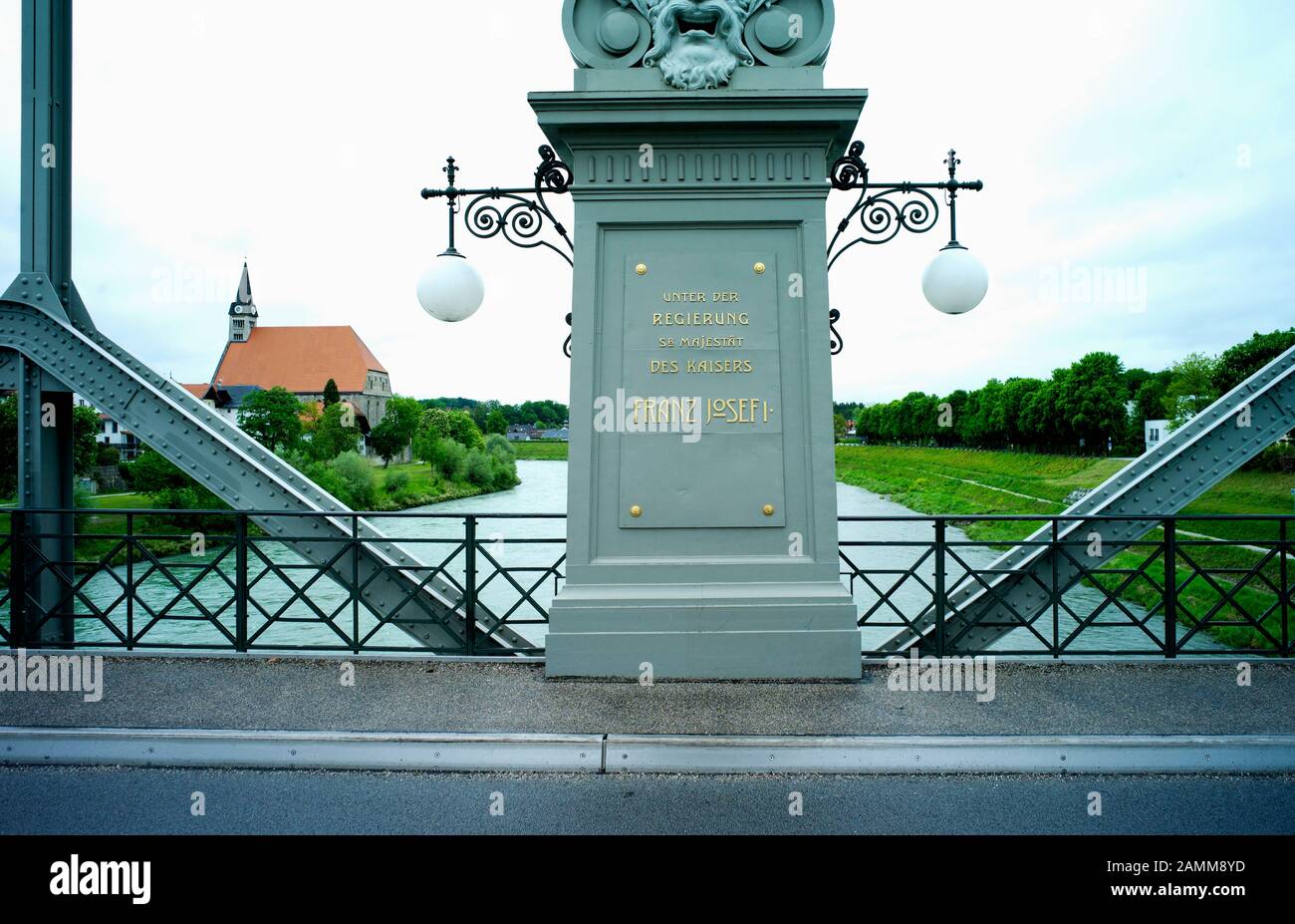 Vista sul ponte Salzach a Laufen an der Salzach, inaugurato nel 1903. L'immagine mostra l'iscrizione di fondazione del tempo dell'imperatore Francesco Giuseppe I. [traduzione automatizzata] Foto Stock
