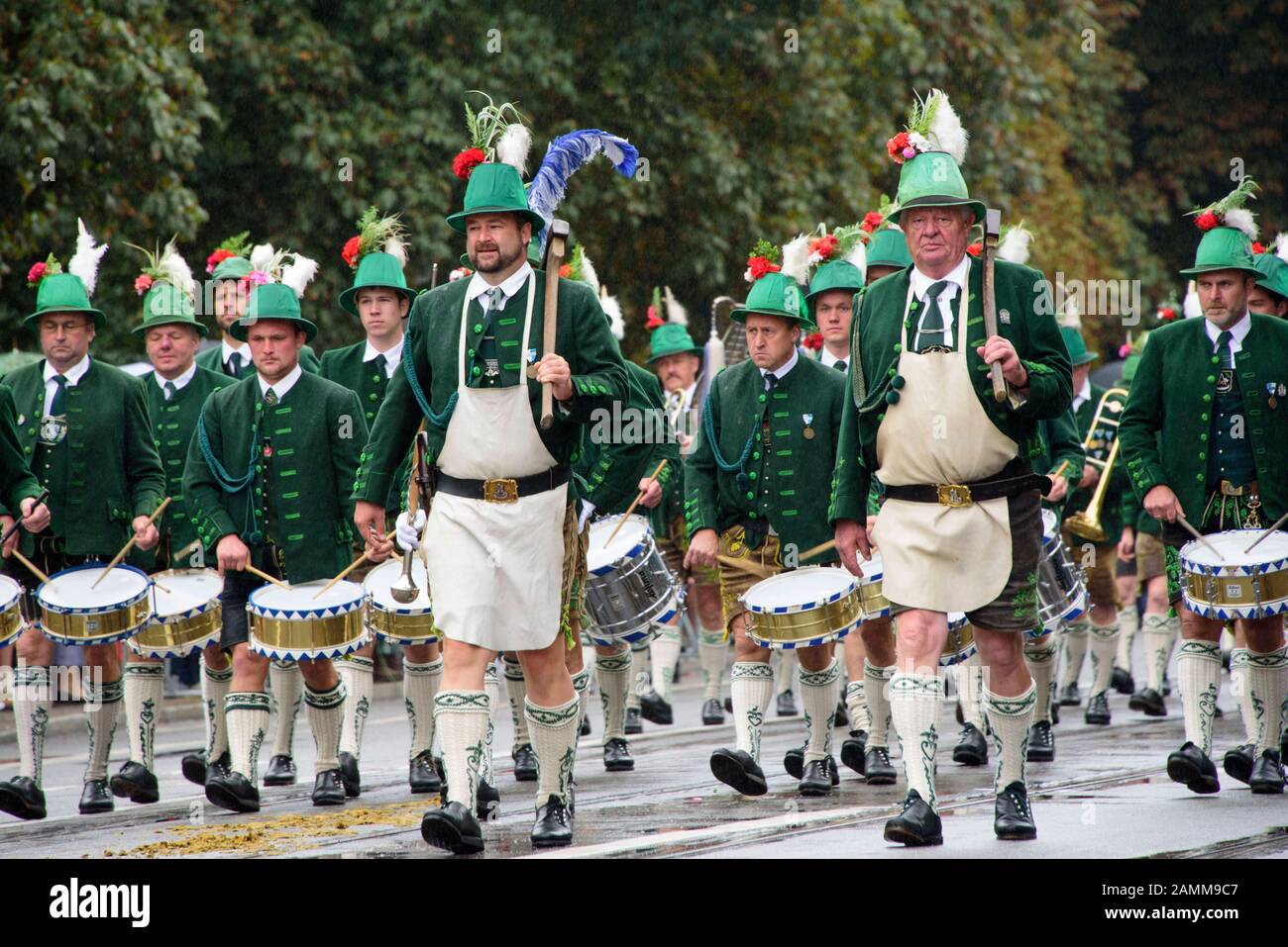 Band musicale con batteristi della Wackersberg Mountain Rifle Troopers'Company al costume tradizionale e alla caccia al fucile durante il weekend di apertura dell'Oktoberfest 2016 di Monaco. [traduzione automatizzata] Foto Stock