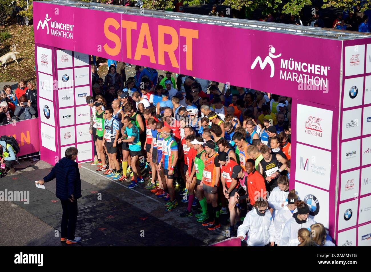 I partecipanti alla 31st Maratona di Monaco al via nel Parco Olimpico. [traduzione automatizzata] Foto Stock