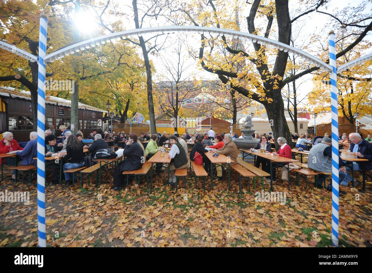 Come ospiti della birreria all''aperto, l''Auer Herbstdult si trova a Mariahilfplatz. [traduzione automatizzata] Foto Stock