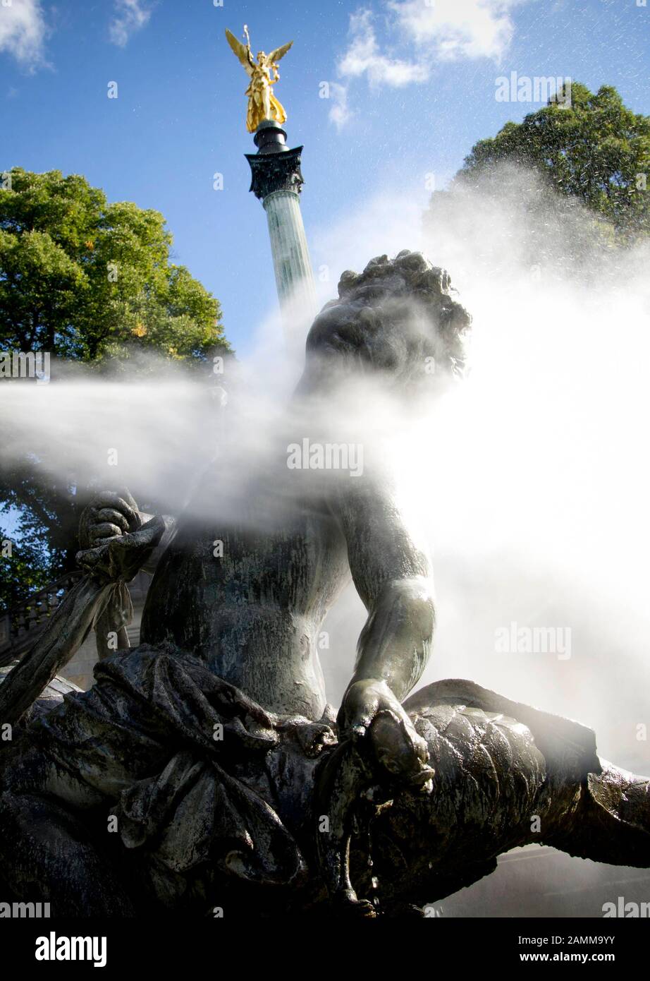 Figura di un cavaliere di pesce nella fontana di fronte all'angelo di pace alla fine della Prinzregentenstraße di Monaco. [traduzione automatizzata] Foto Stock
