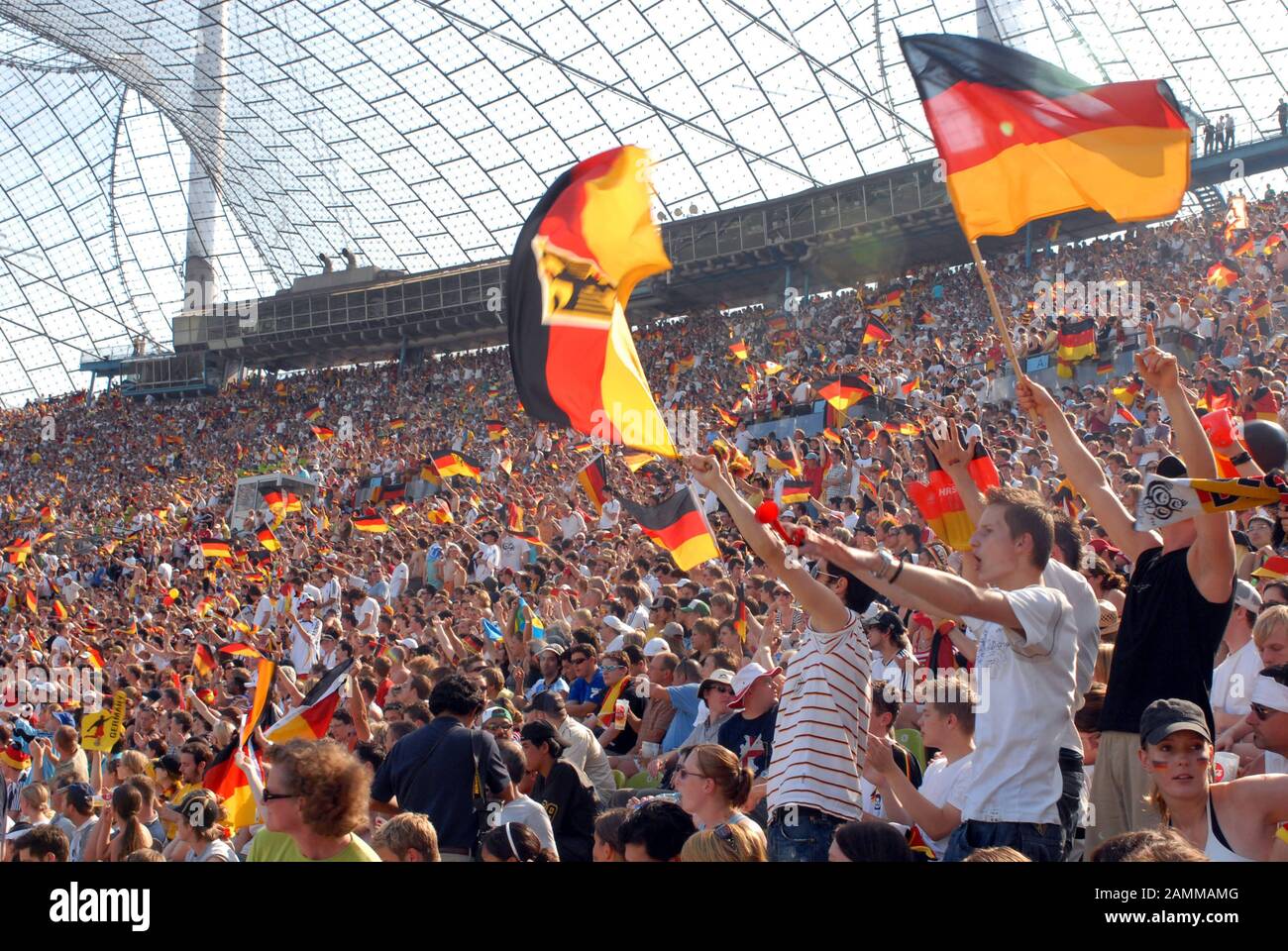 Fan Fest nel Parco Olimpico di Monaco: Il giro di sedici tra Germania e Svezia sarà trasmesso anche nello Stadio Olimpico. [traduzione automatizzata] Foto Stock