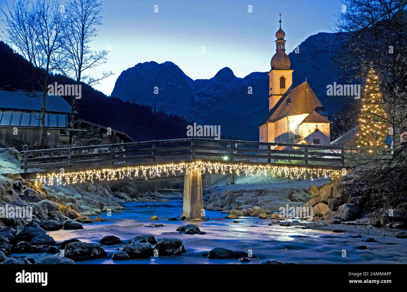 Vista pre-Natale della chiesa del villaggio a Ramsau e la cima Dachstein. [traduzione automatizzata] Foto Stock