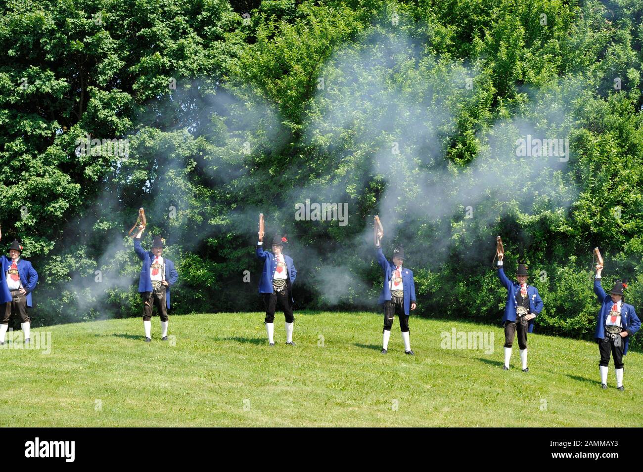 La Unterschleißheim Rifle Company apre il 61st Festival Folk Lohhof della città di Unterschleißheim con i Firetrackers. Nella foto gli sparatutto ospiti saluting dopo la parata sulla zona dietro il marchese. [traduzione automatizzata] Foto Stock